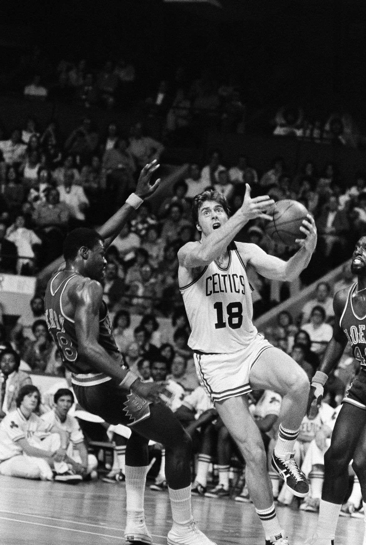 1976: Dave Cowens lifts Celtics to Game 1 win with 25 points, 21 rebounds